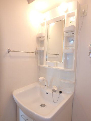 洗面設備　洗面化粧台です！洗顔等収納しておけるので便利ですね！
