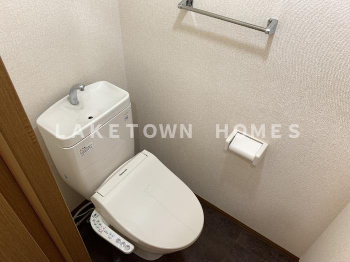 トイレ　温水洗浄暖房便座付のトイレです。