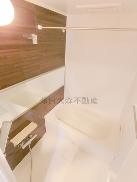 バス・シャワールーム　浴室乾燥機能と追焚機能付きのお風呂