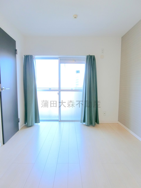 その他　玄関側洋室６帖