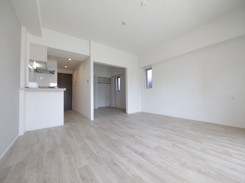 居室・リビング　ＬＤＫ15.4帖　システムキッチン　エアコン完備　バルコニー