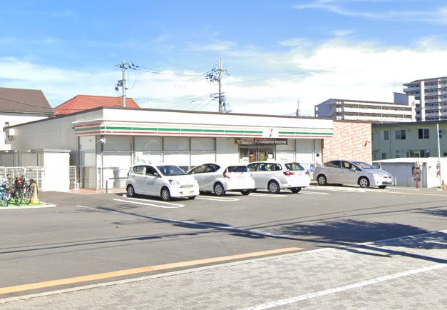 コンビニ　セブンイレブン（コンビニ）まで575m