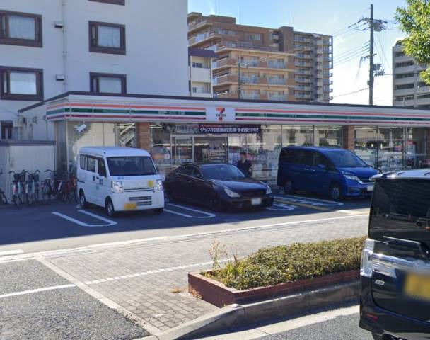 コンビニ　セブンイレブン（コンビニ）まで733m
