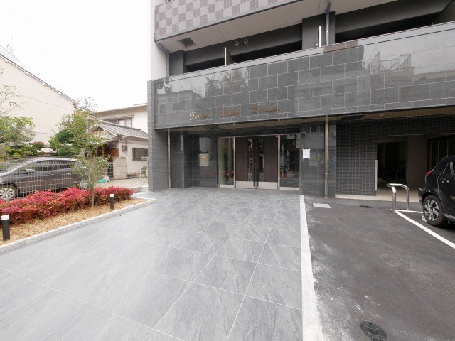 エントランス　落ち着いたエントランスです