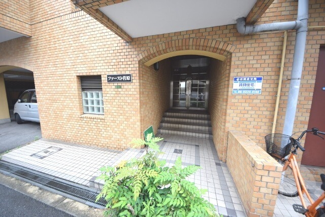 エントランス　落ち着く色合いのエントランスですね