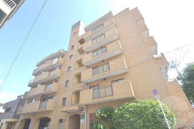 建物外観　タイル張りの外観