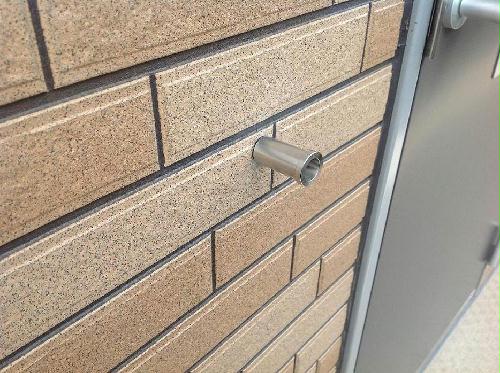 その他　玄関横には買い物袋など掛けられる取っ手つき