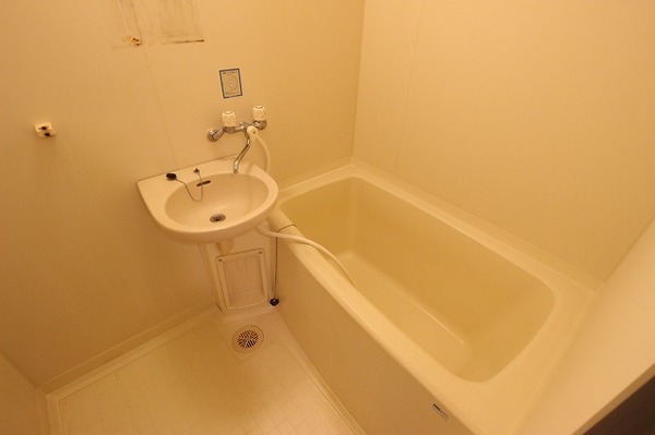 バス・シャワールーム　※同タイプの部屋写真。現況を優先します。