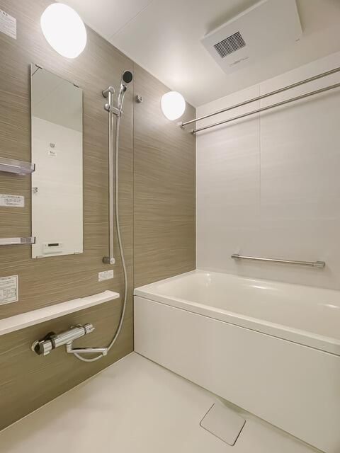 バス・シャワールーム　※同建物内・別タイプの参考写真です。