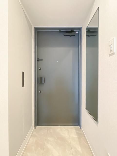 玄関　※同建物内・別タイプの参考写真です。