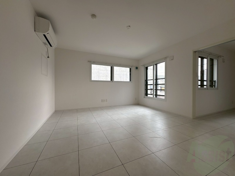 居室・リビング　日当たりが良くて心地よく過ごせそうなお部屋です。
