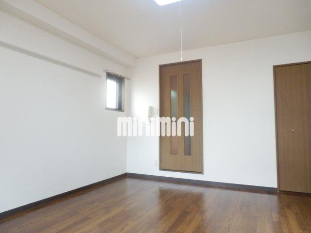 居室・リビング　リラックスできるフローリングのお部屋です。