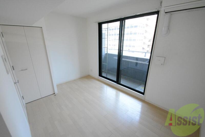 居室・リビング　白を基調としたお部屋です。