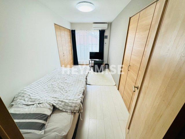 居室・リビング　※別号室写真※実際のお部屋に家具家電は付いておりません
