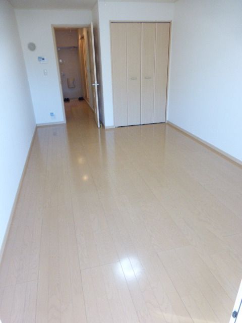 居室・リビング　★つやのあるフローリングのお部屋です★