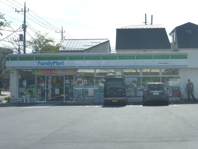 コンビニ　ファミリーマート（コンビニ）まで850m