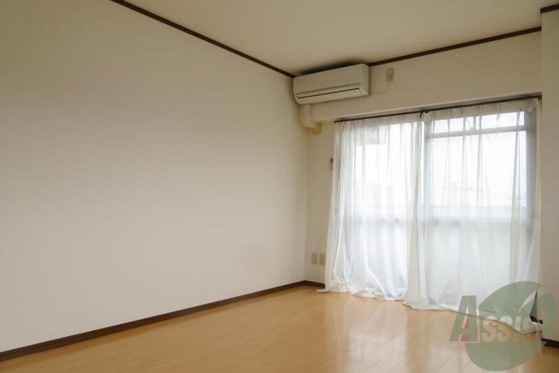 居室・リビング　大きな窓から入る日差しが暖かいお部屋です。