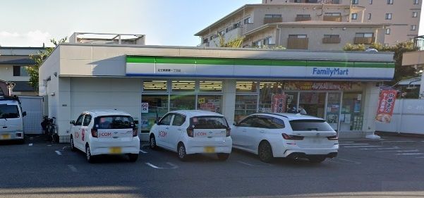 コンビニ　ファミリーマート足立東綾瀬一丁目店（コンビニ）まで210m