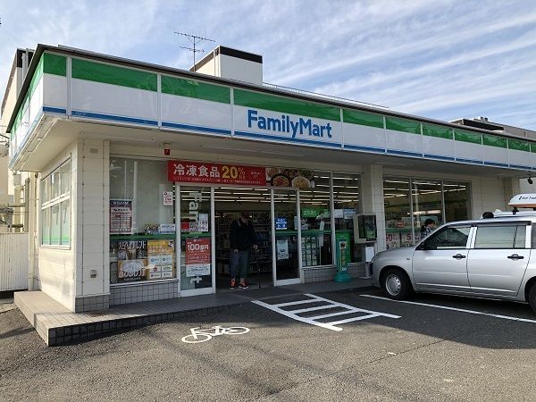 コンビニ　ファミリーマート（コンビニ）まで700m