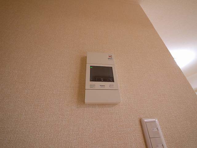 セキュリティ　お顔が見えるモニター付きインターホンもございます。
