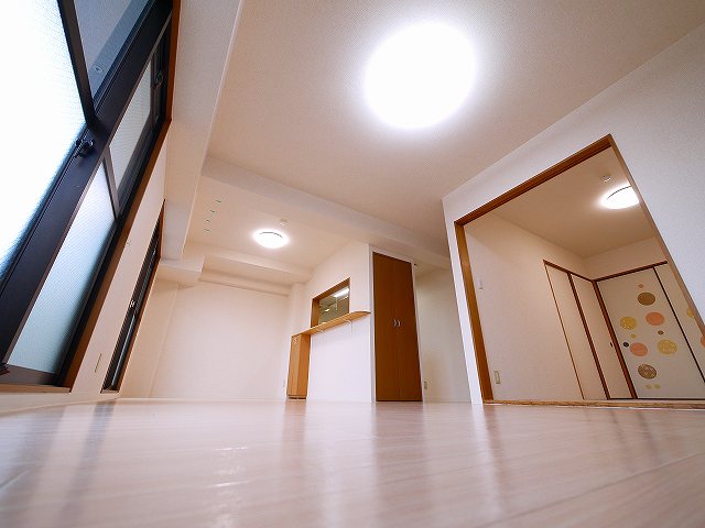 居室・リビング　こちらのリビングで趣味の時間をお楽しみください
