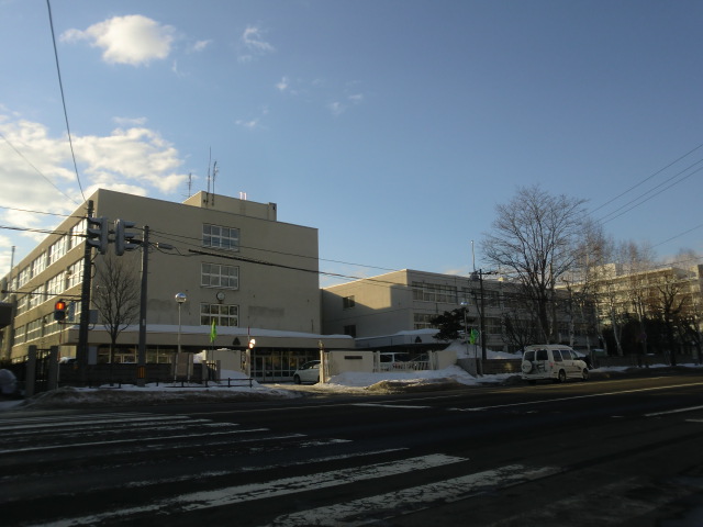 中学校　札幌市立向陵中学校（中学校）まで665m