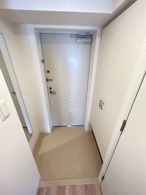 玄関　部屋・階数により室内カラーが異なります