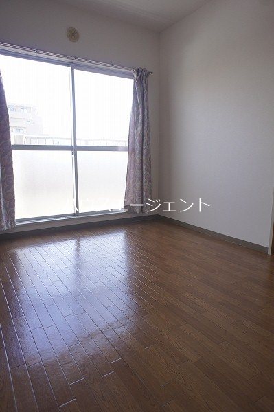 居室・リビング　明るいお部屋です※参考画像