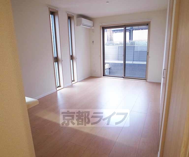 居室・リビング　角部屋なので窓が多いです！