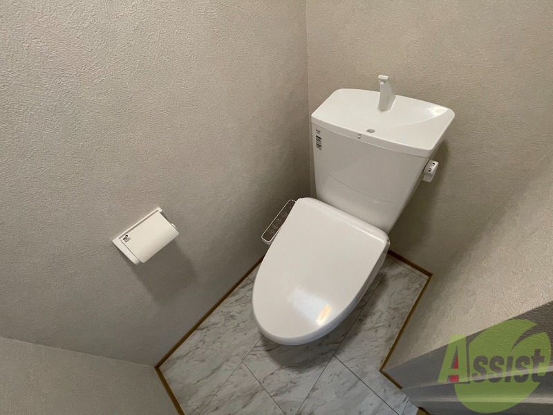 トイレ　トイレはこちらのウォシュレット付きになりますね。