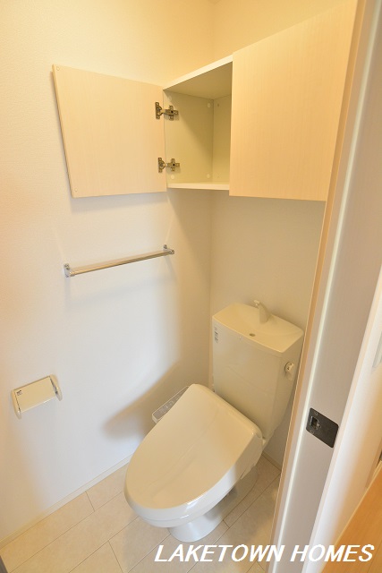トイレ　上部に収納のある温水洗浄暖房便座付のトイレです。