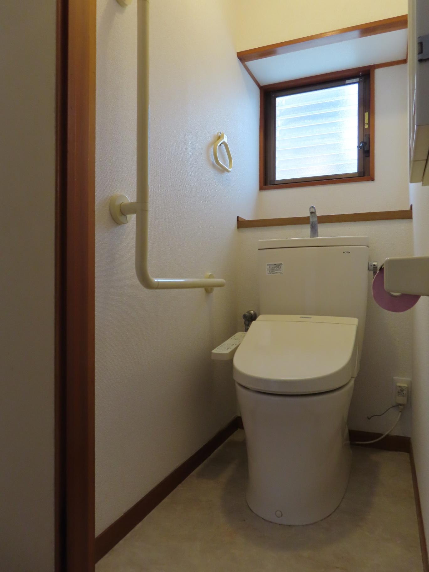 トイレ　小窓のあるトイレ／1階、2階ともトイレ内に収納あり
