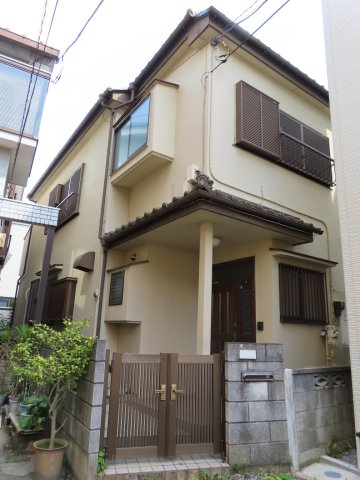 建物外観　落ち着いた雰囲気の戸建／玄関脇と庭に外水道あり