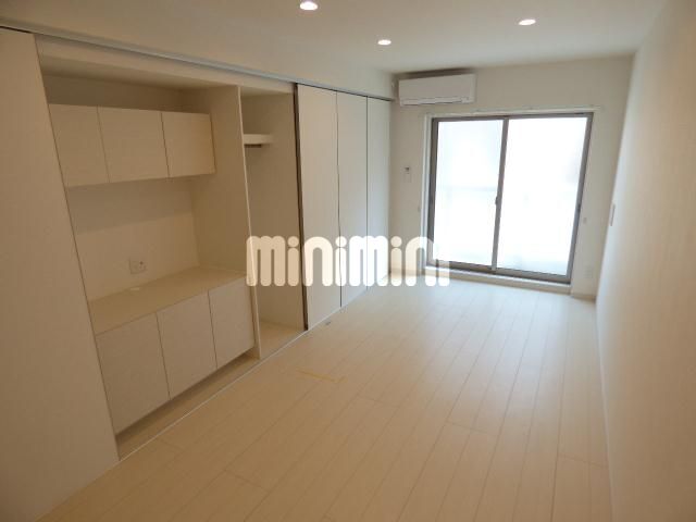 居室・リビング　床は白で明るいお部屋