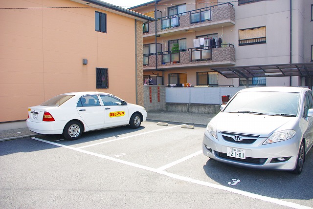 駐車場　駐車場があるので、車を買う予定の方も安心です