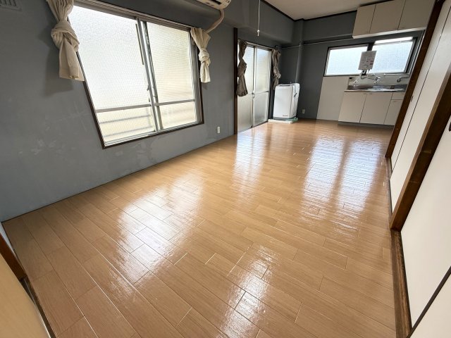 居室・リビング　大きめの家具の配置もできるリビング12帖♪