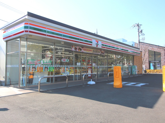 コンビニ　セブンイレブン（コンビニ）まで212m