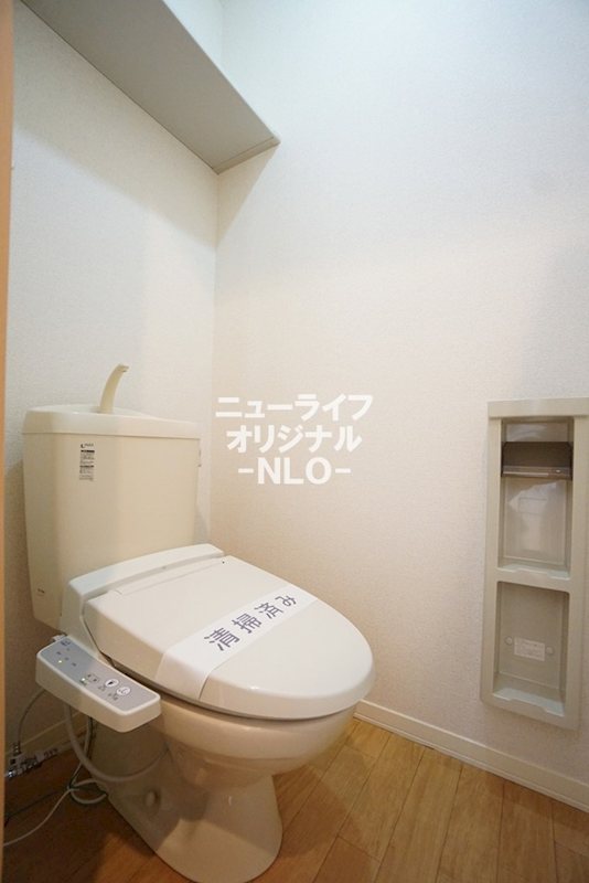 トイレ　洗浄力と快適さを兼ね備えた温水洗浄便座☆上部には吊り棚付☆