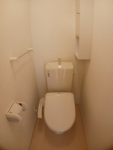 トイレ　落ち着いた色調のトイレです