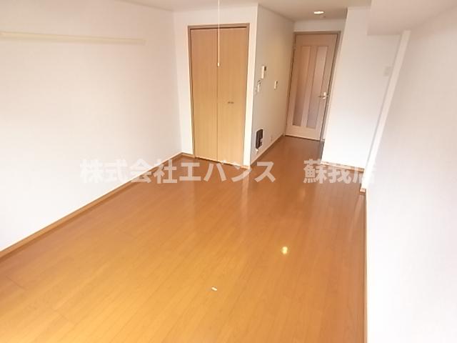 その他部屋・スペース　落ち着いた色調の寝室です