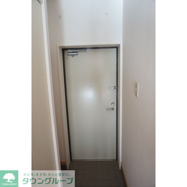 玄関　※同タイプの別部屋の写真です。