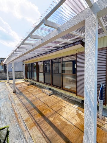 その他部屋・スペース　「南向きの屋根付きテラスで日当たり良好。屋外物干し竿あり。