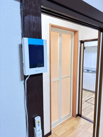 セキュリティ　モニターインターホン。室内モニターで映像を見ながら通話できま