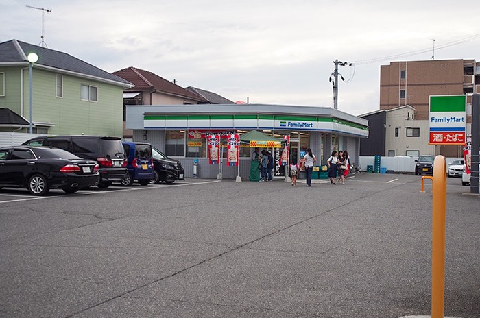 コンビニ　ファミリーマート（コンビニ）まで600m