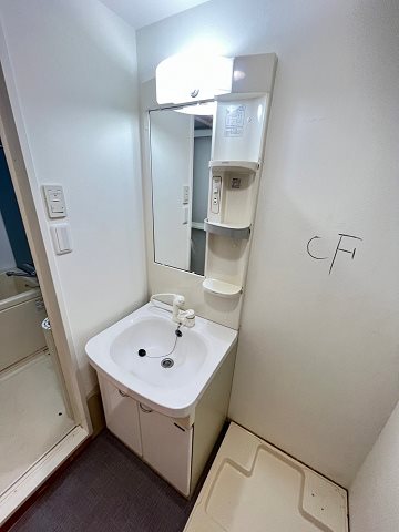 洗面設備　明るい洗面所です