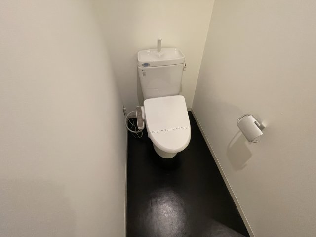 トイレ　イメージとして同マンション他部屋を表示しています