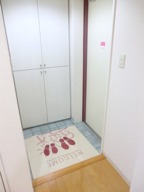 玄関　玄関　下駄箱多く便利です