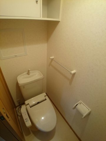 トイレ　落ち着いた色調のトイレです