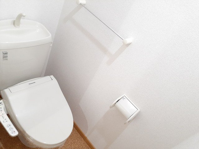 トイレ　落ち着いた色調のトイレです