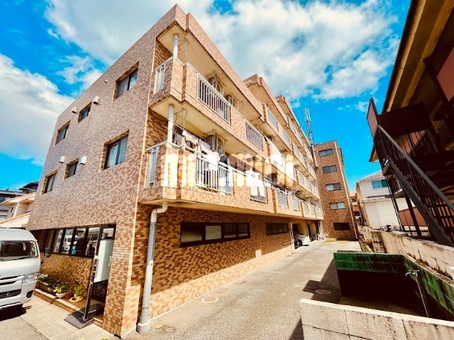 建物外観　近隣はいちょう並木が美しい緑豊かな環境